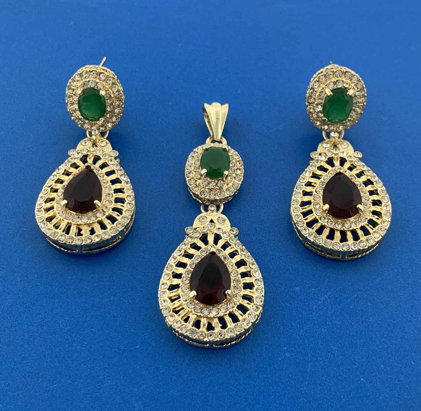 Designer FY Gold Tone Red Green Glass Crystal Rhinestone Pendant Earrings Set