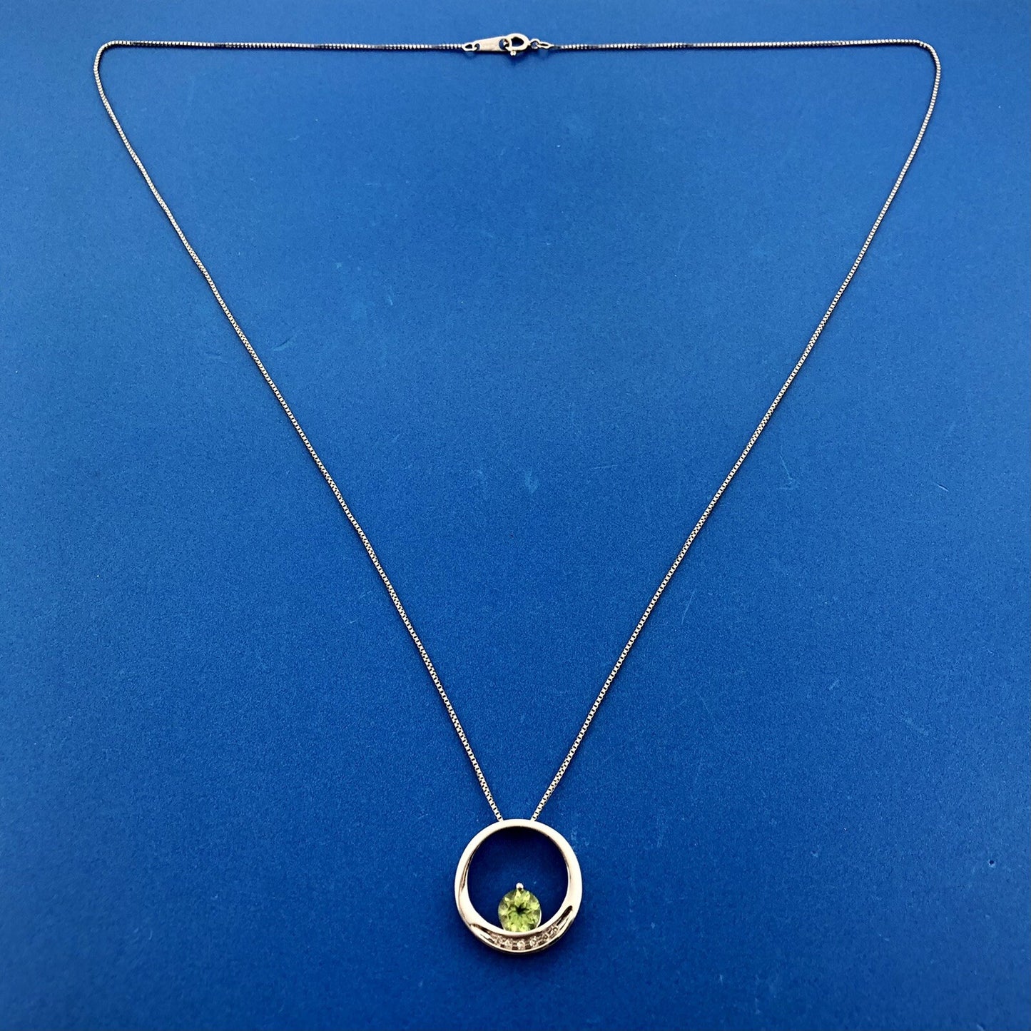 Stunning 10k White Gold Round .84ct Peridot Diamond August Pendant Necklace