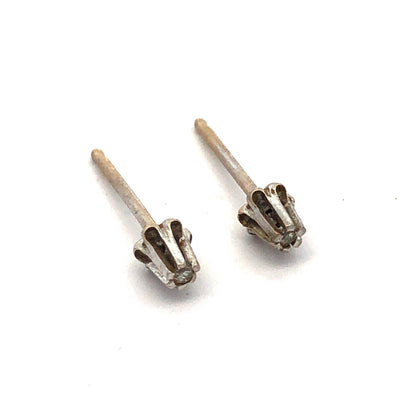 ]14K White Gold Round Diamond Flower Buttercup Starter Stud Earrings