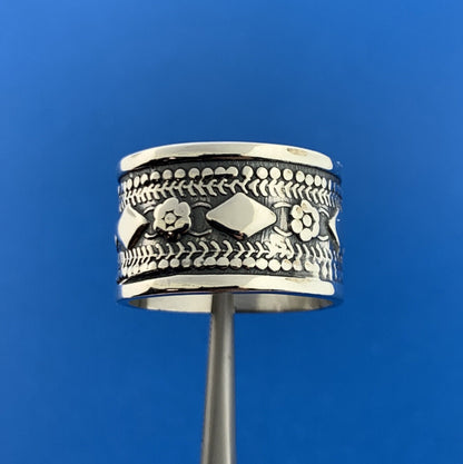 Vintage Sterling Silver 925 Stamped Flower Diamond Design Statement Band Ring