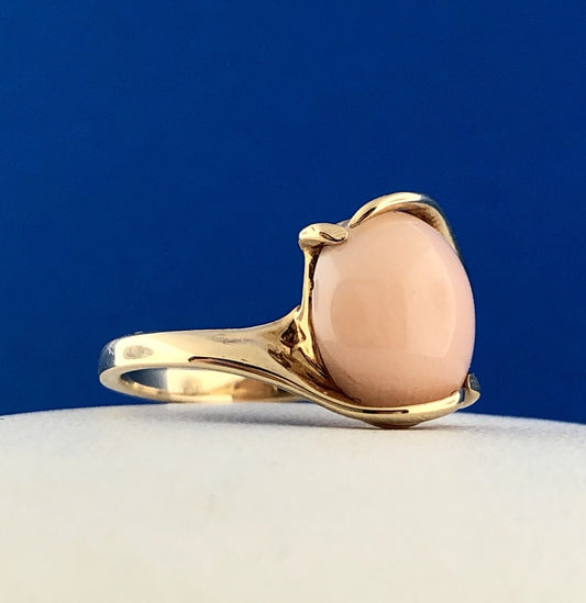 Vintage 14K Yellow Gold Oval Pink Coral Solitaire Cabochon Cocktail Ring
