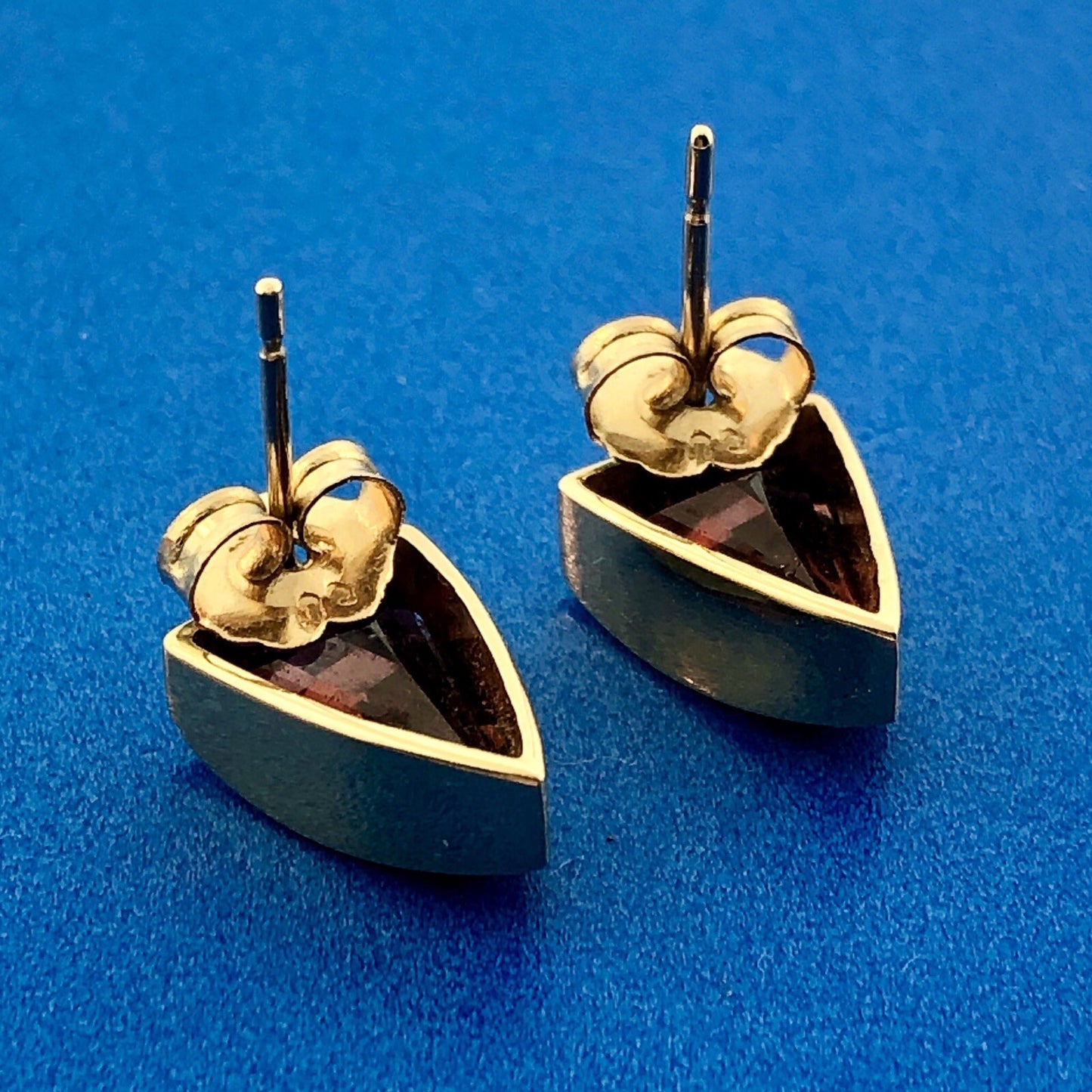 Modernist 14K Yellow Gold Rhodolite Garnet Trilliant January Stud Earrings