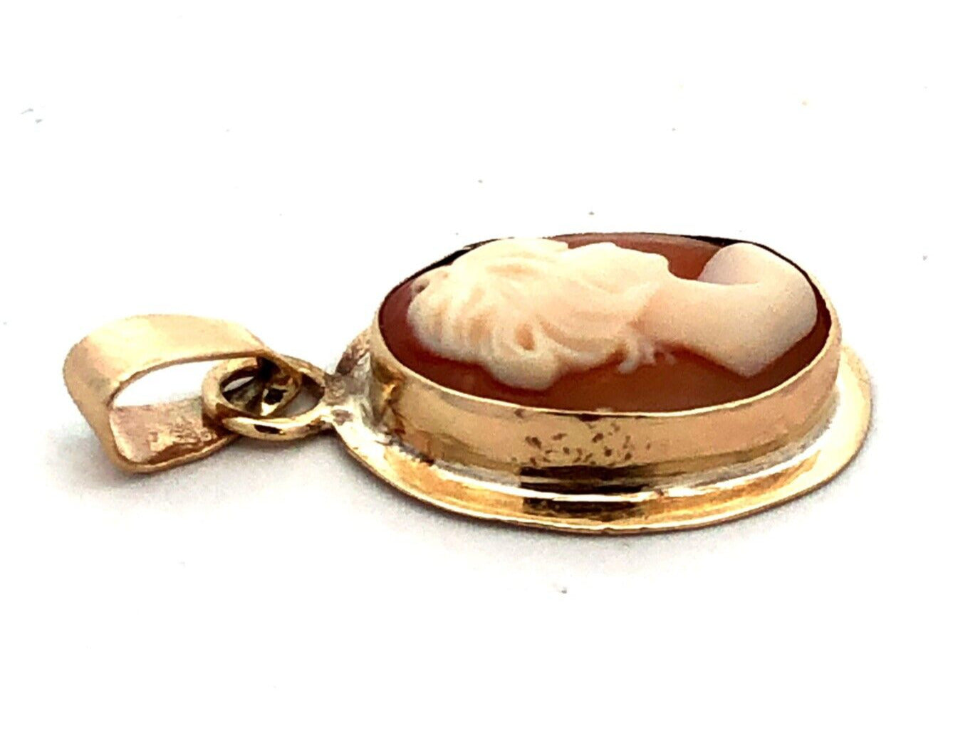Estate 14K Yellow Gold Oval Orange White Carved Cameo Pendant