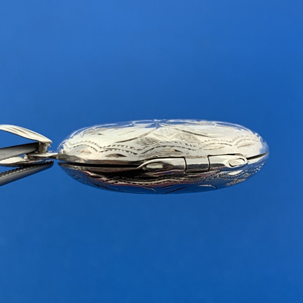 Vintage 925 Sterling Silver Floral Vine Scroll Round Locket Pendant