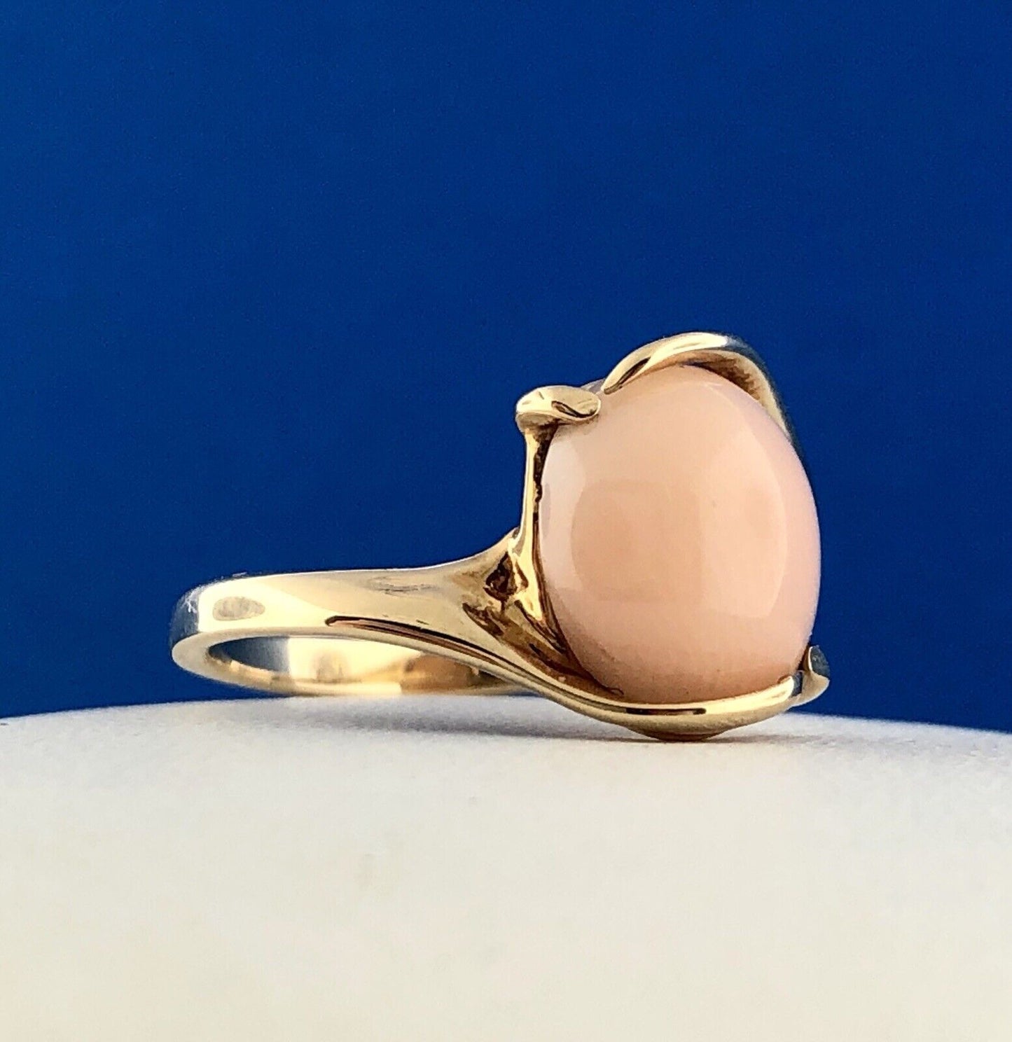 Vintage 14K Yellow Gold Oval Pink Coral Solitaire Cabochon Cocktail Ring