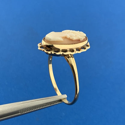 Gorgeous 10k Yellow Gold Orange Oval Carved Cameo Shell Vintage Ring Size 8.75