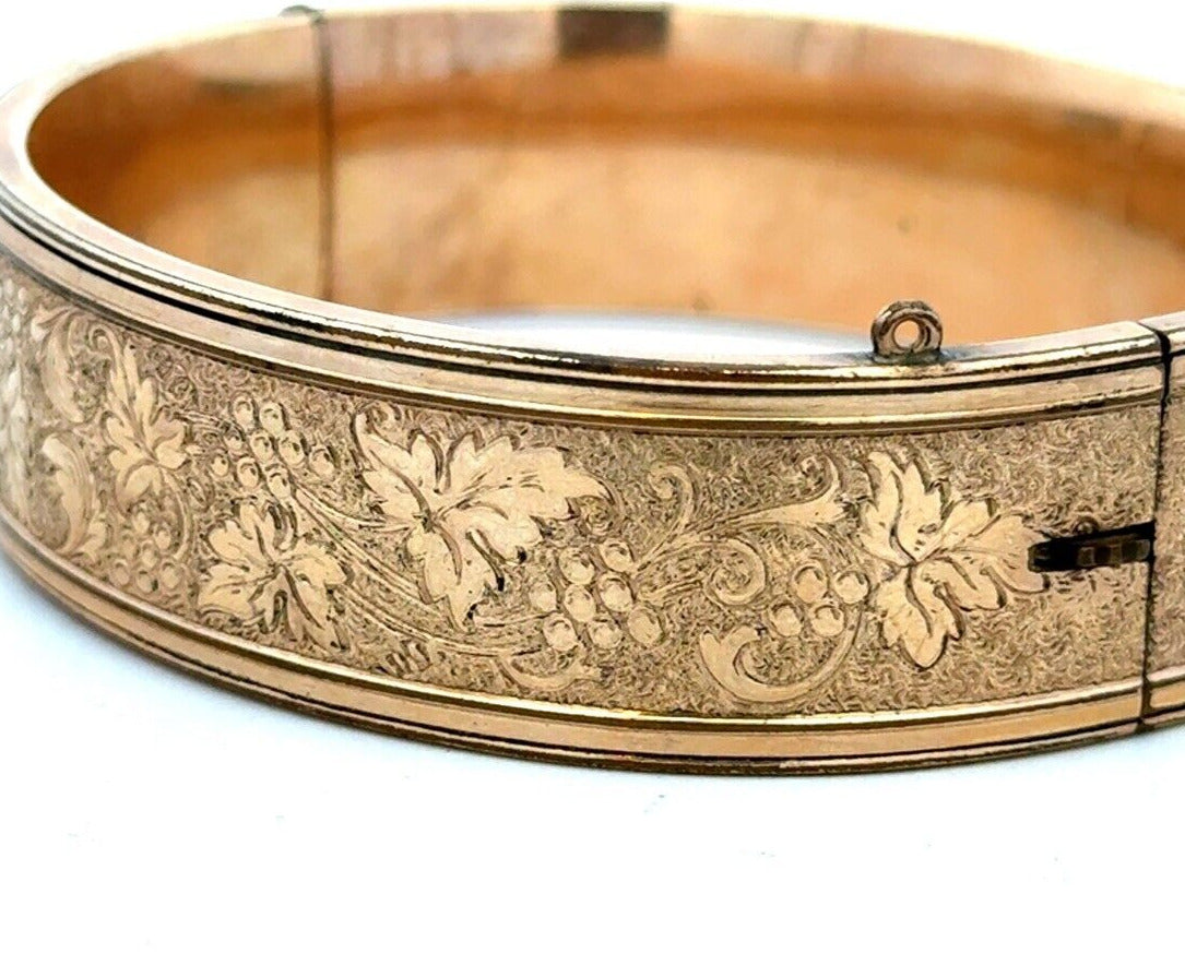 Vintage BBCO Gold Tone Grape Vine Textured Hinged Oval Bangle Bracelet