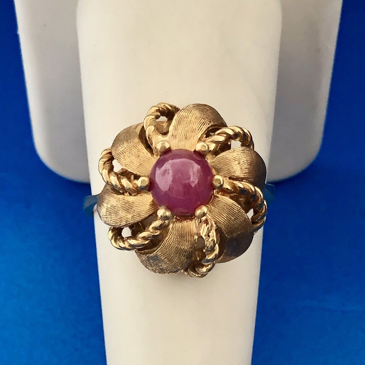 Vintage 18K Yellow Gold Ruby Cabochon Solitaire Floral July Anniversary Ring