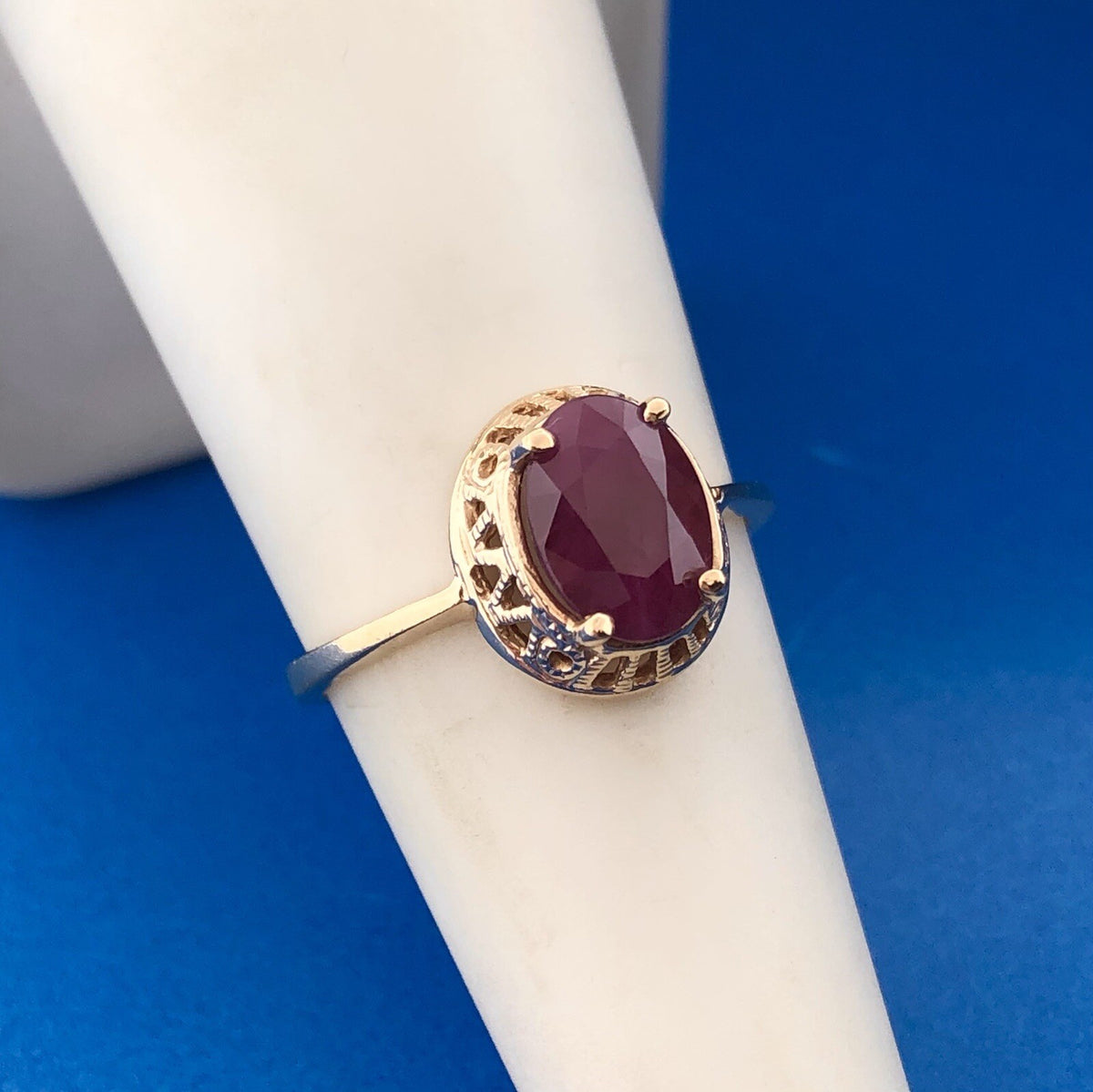 Vintage 10K Yellow Gold Oval Ruby July Anniversary Occasion Ring