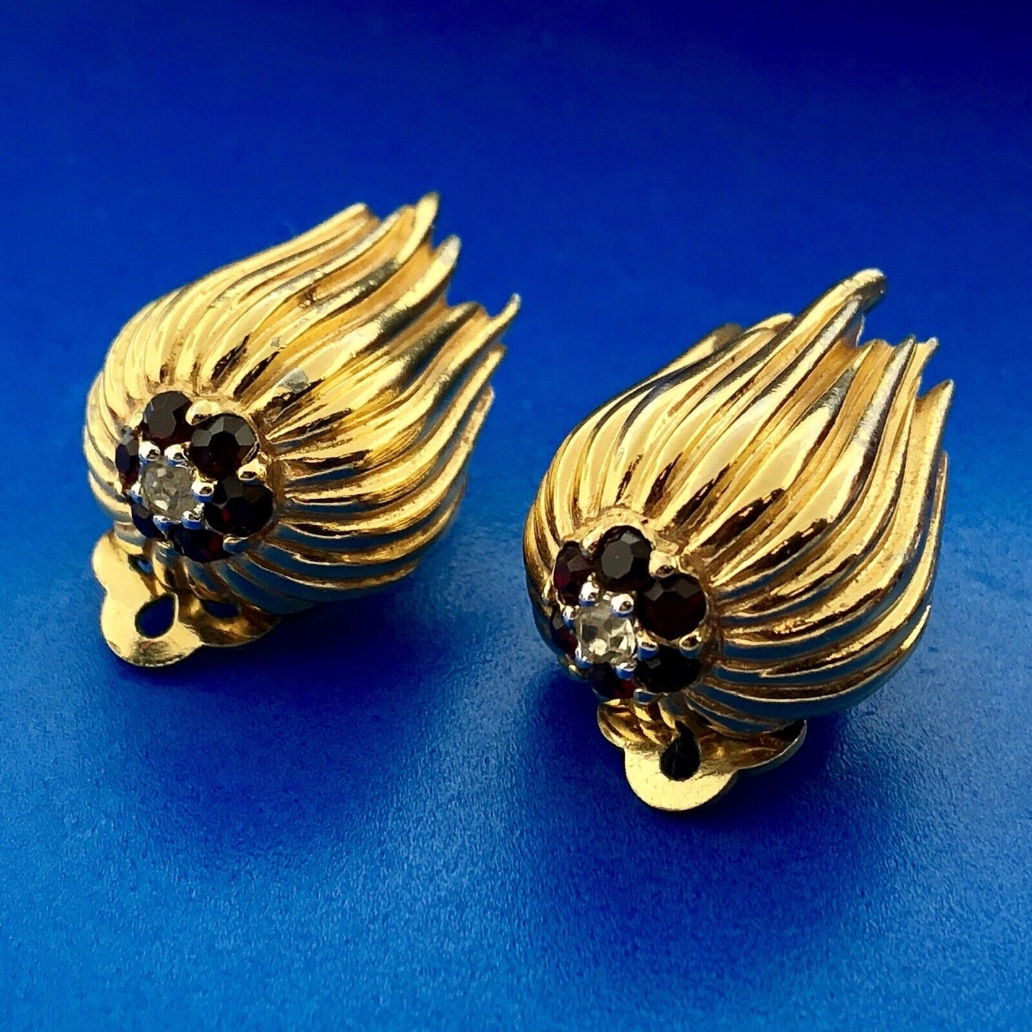 Retro Gold Tone Red White Rhinestone Ribbed Flame Flower Clip Stud Earrings