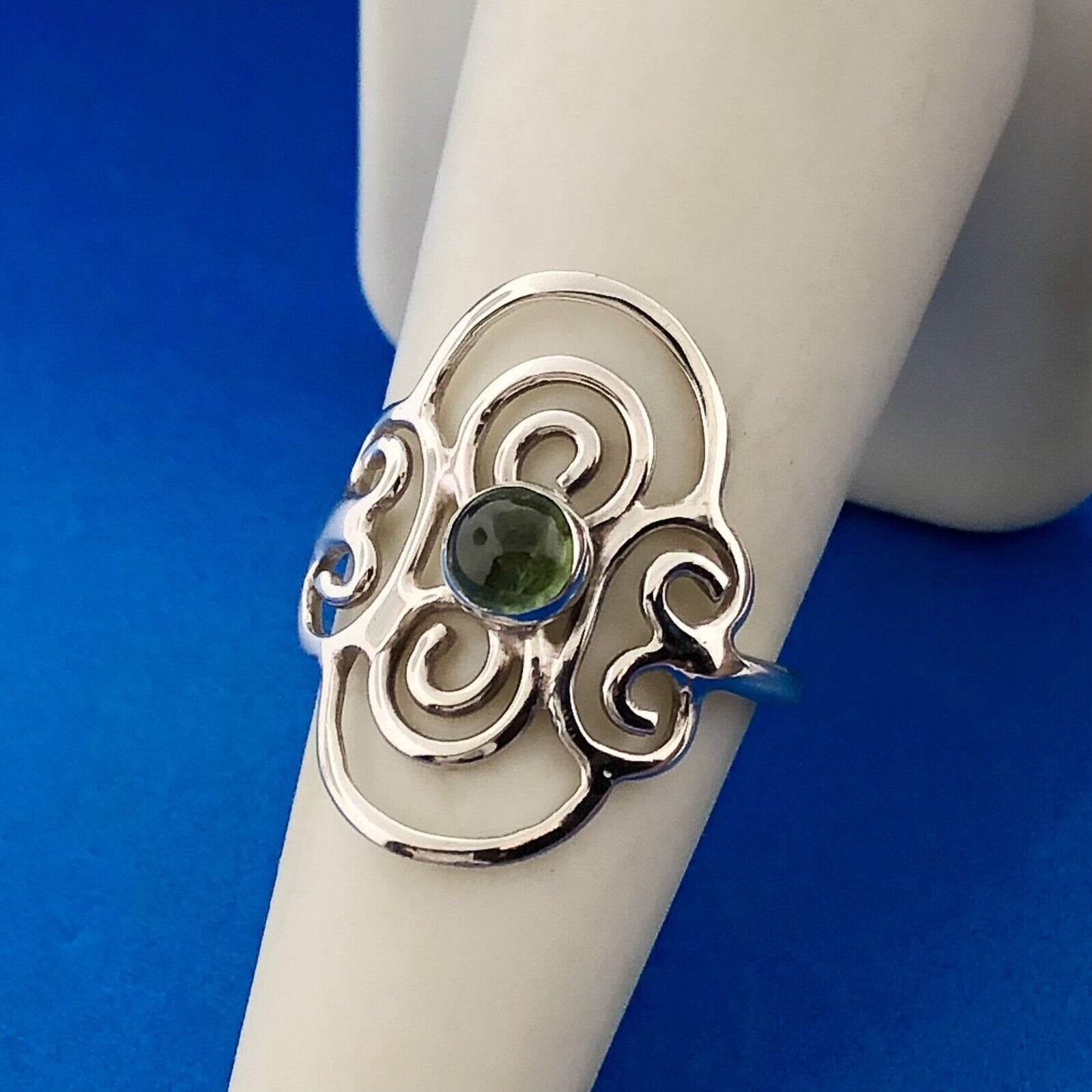 Modernist 925 Sterling Silver Green Onyx Floral Scroll August Anniversary Ring