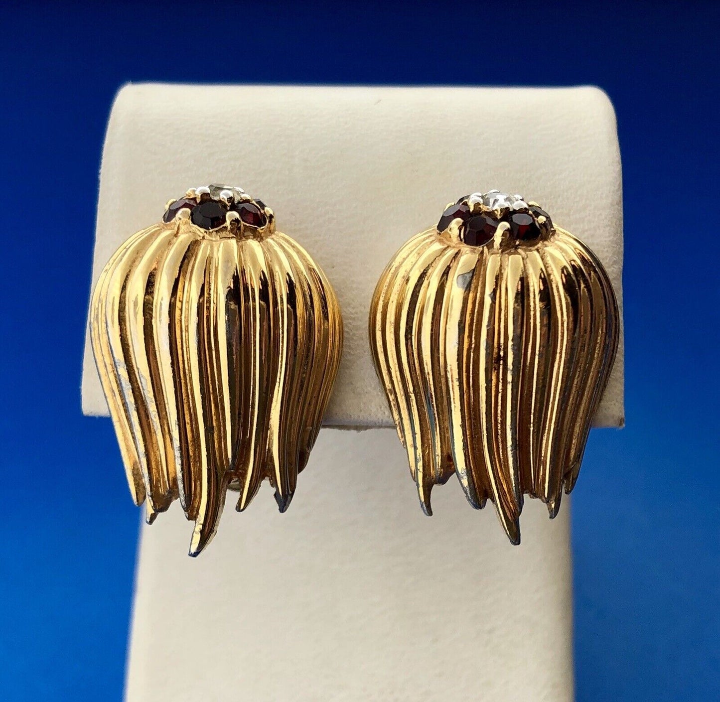 Retro Gold Tone Red White Rhinestone Ribbed Flame Flower Clip Stud Earrings