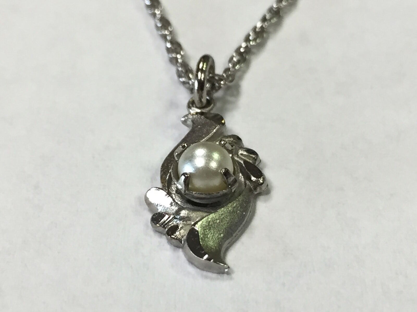 Estate 925 Sterling Silver Pearl Solitaire Romantic Setting Pendant Necklace