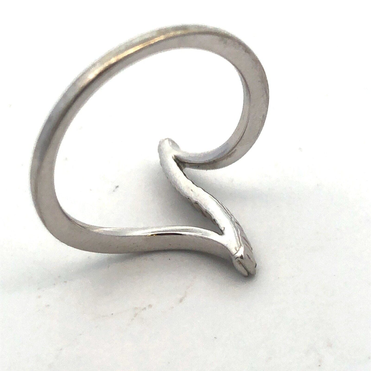 Gorgeous 10k White Gold Round Cut Diamond Vertical Modernist Bypass Ring Size 7