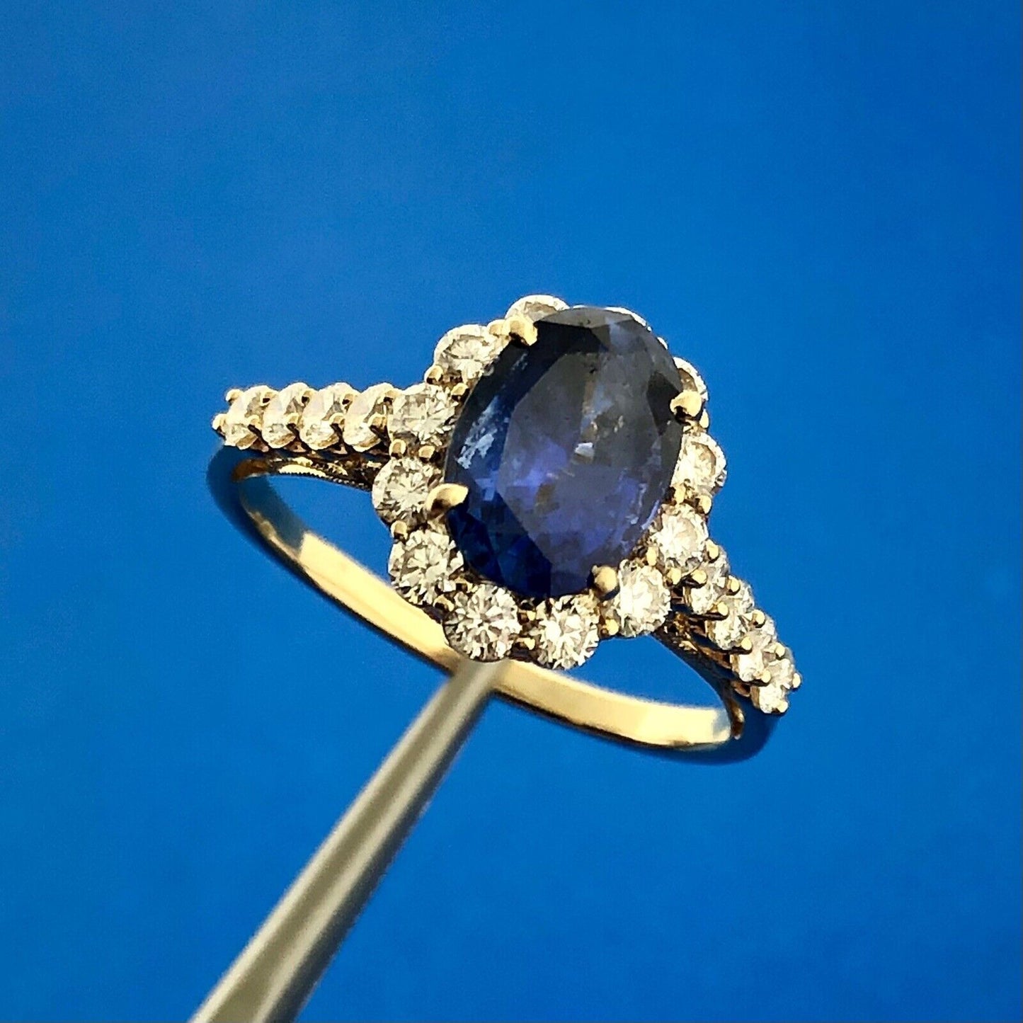 Gorgeous 18k Yellow Gold Oval Cut Sapphire Round Cut Diamond Halo Ring Size 10