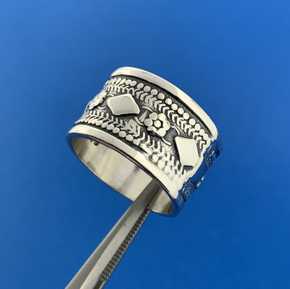 Vintage Sterling Silver 925 Stamped Flower Diamond Design Statement Band Ring