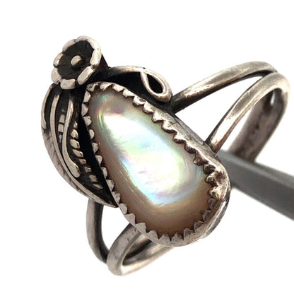 Native American 925 Sterling Silver Oval Mother of Pearl Floral Nature Ring