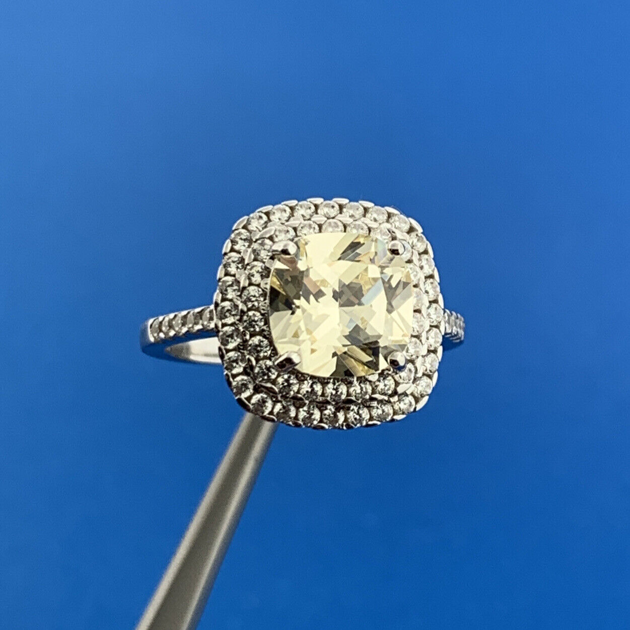 Stunning Sterling Silver 925 Cushion Cut Cream Quartz CZ Accent Ring Size 6