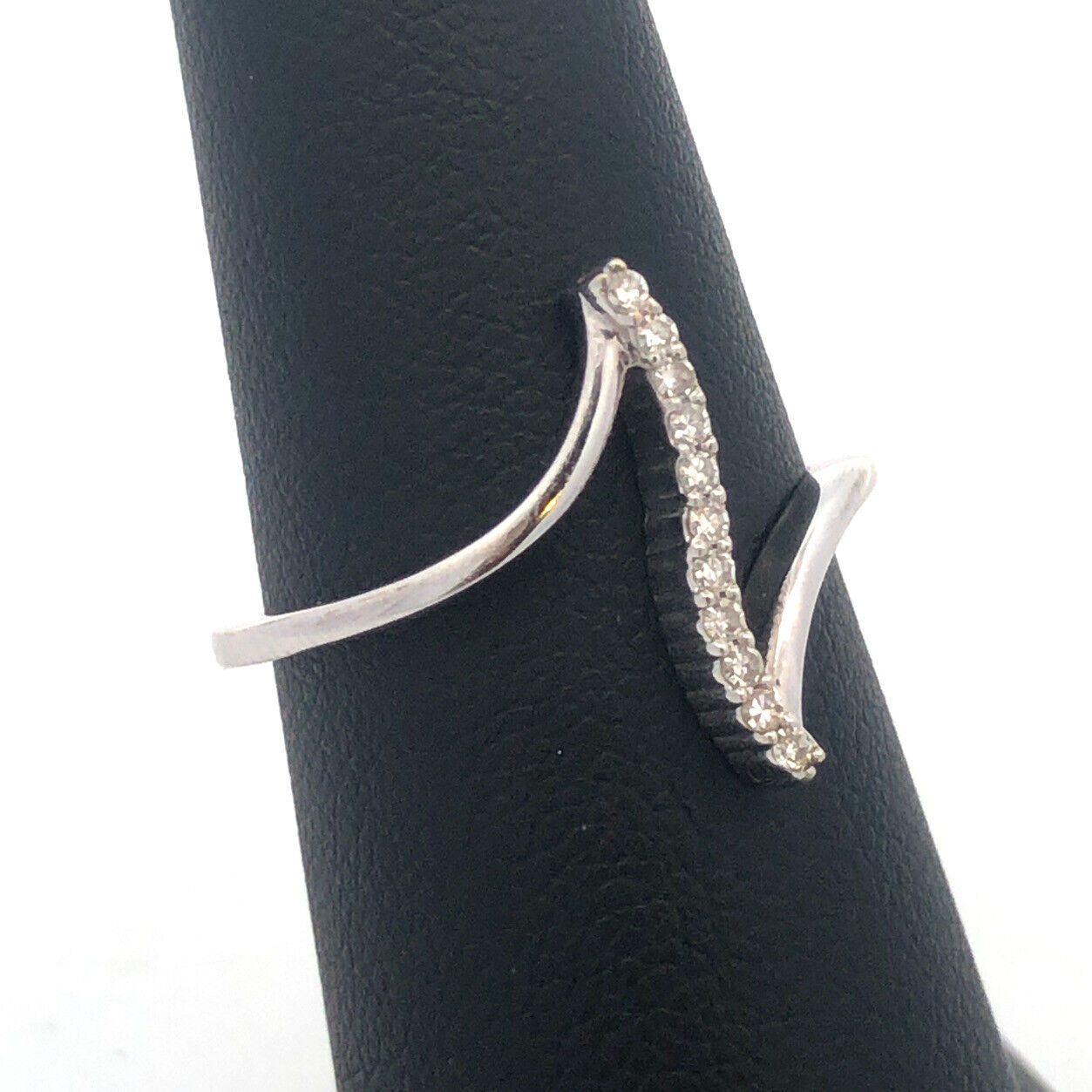 Gorgeous 10k White Gold Round Cut Diamond Vertical Modernist Bypass Ring Size 7