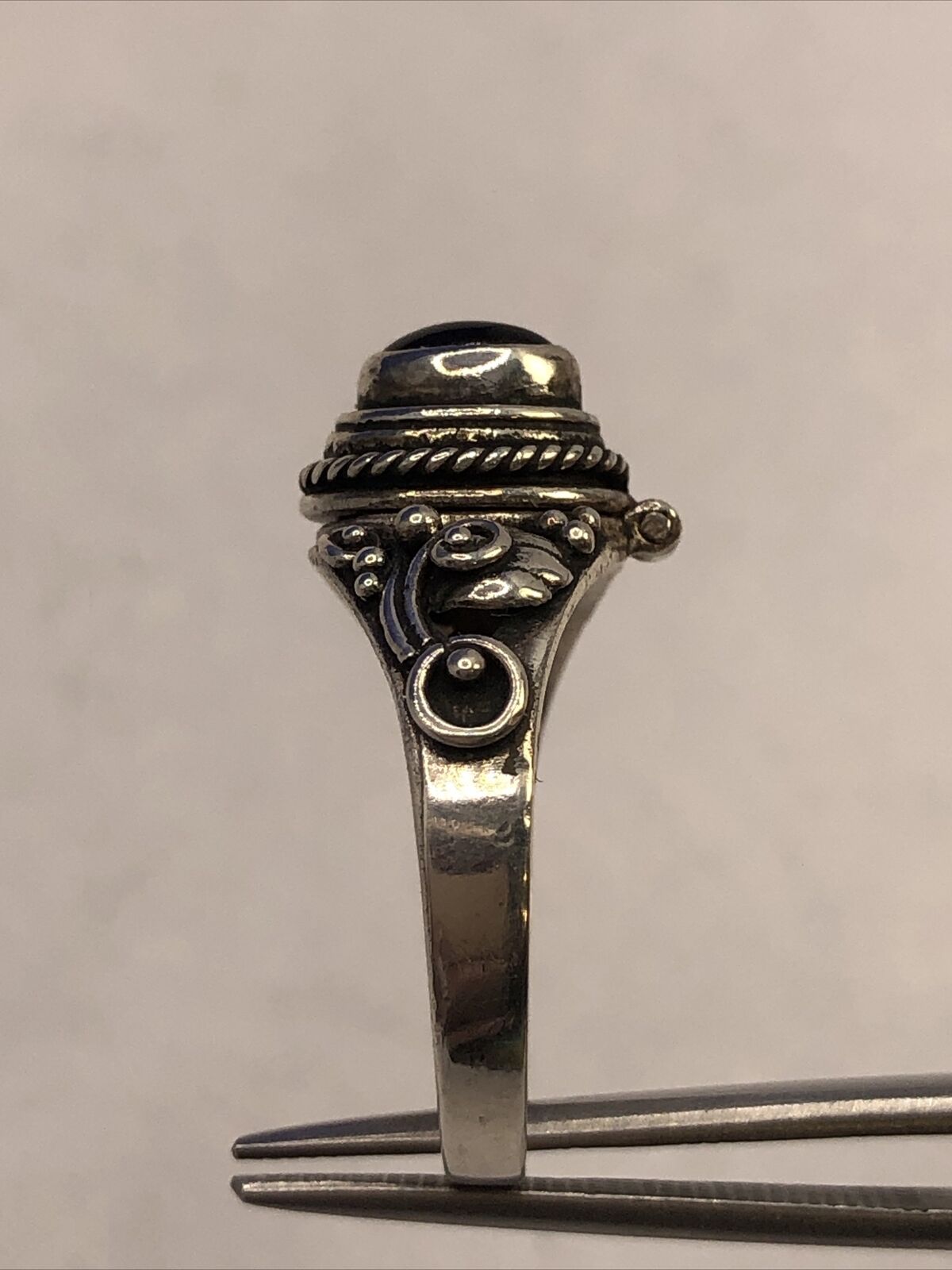 Vintage 925 Sterling Silver Oval Black Onyx Scroll Snuff Pill Box Size 6.5 Ring