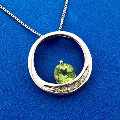 Stunning 10k White Gold Round .84ct Peridot Diamond August Pendant Necklace
