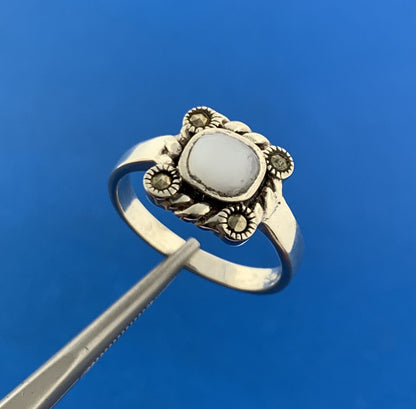 Stunning Sterling Silver 925 Cabochon Moonstone Marcasite Accent Ring Size 7
