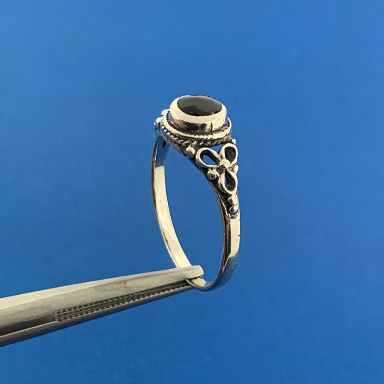 Vintage 925 Sterling Silver Black Onyx Cabochon Floral Openwork Petite Ring