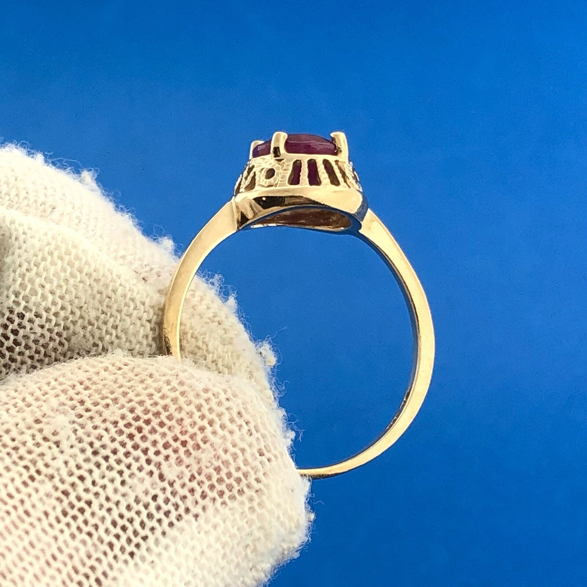 Vintage 10K Yellow Gold Oval Ruby July Anniversary Occasion Ring