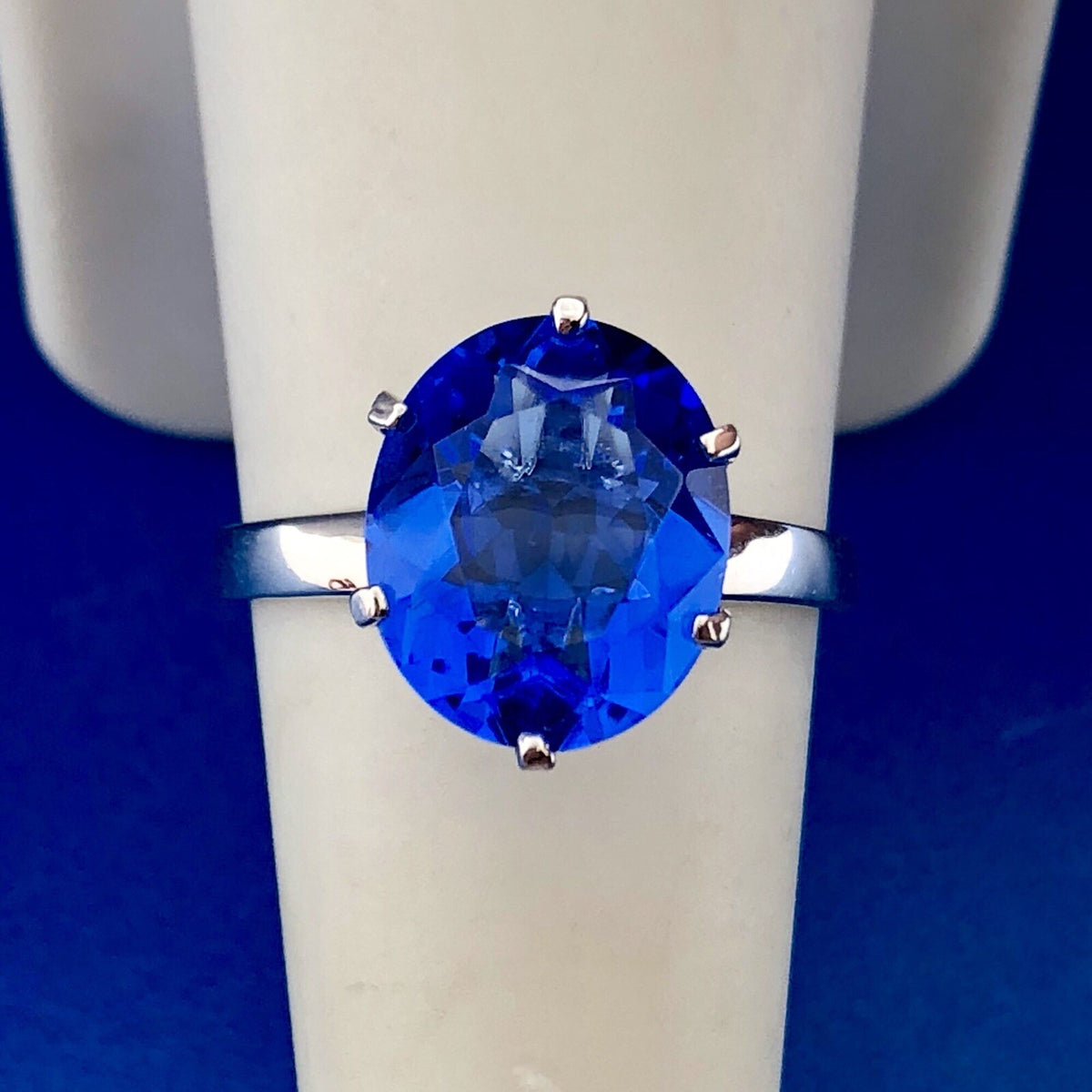 Stunning 925 Sterling Silver Oval Blue Cubic Zircoina CZ Solitaire Cocktail Ring
