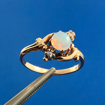 Lovely 10k Yellow Gold Cabochon Circle White Opal Diamond Accent Ring Size 6.25