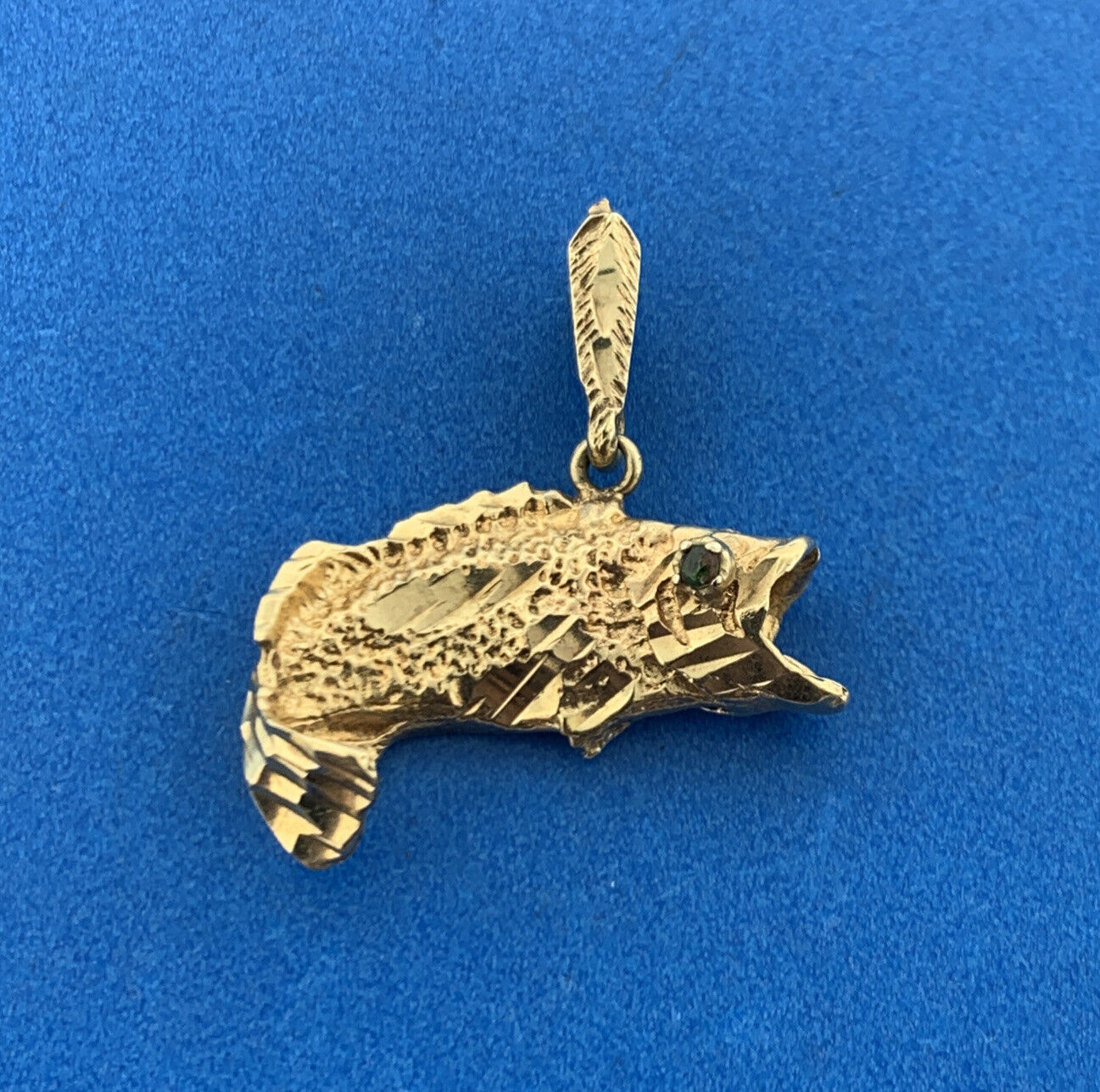 Vintage 10K Yellow Gold Emerald Textured Bass Koi Salmon Open Mouth Fish Pendant