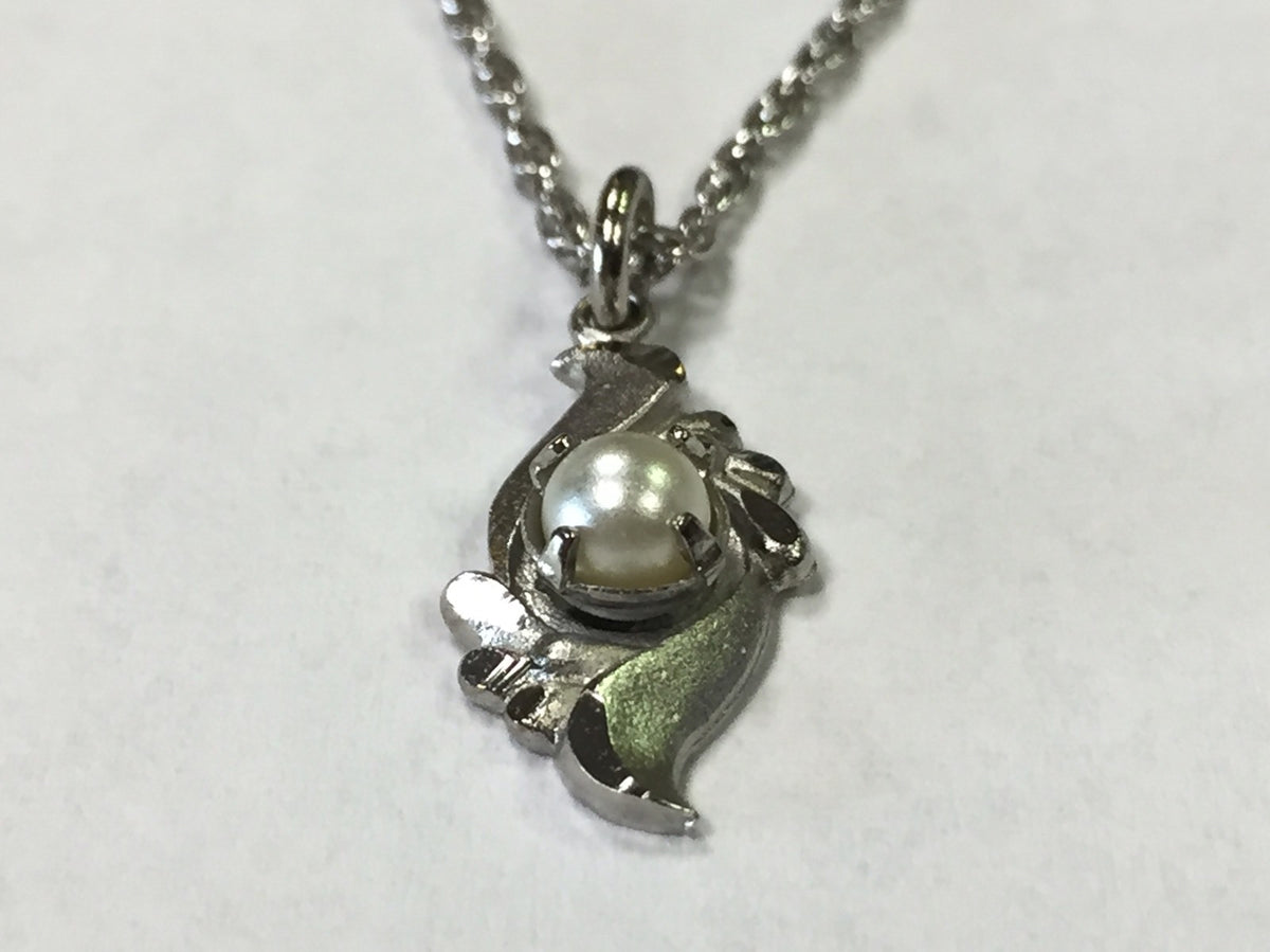 Estate 925 Sterling Silver Pearl Solitaire Romantic Setting Pendant Necklace