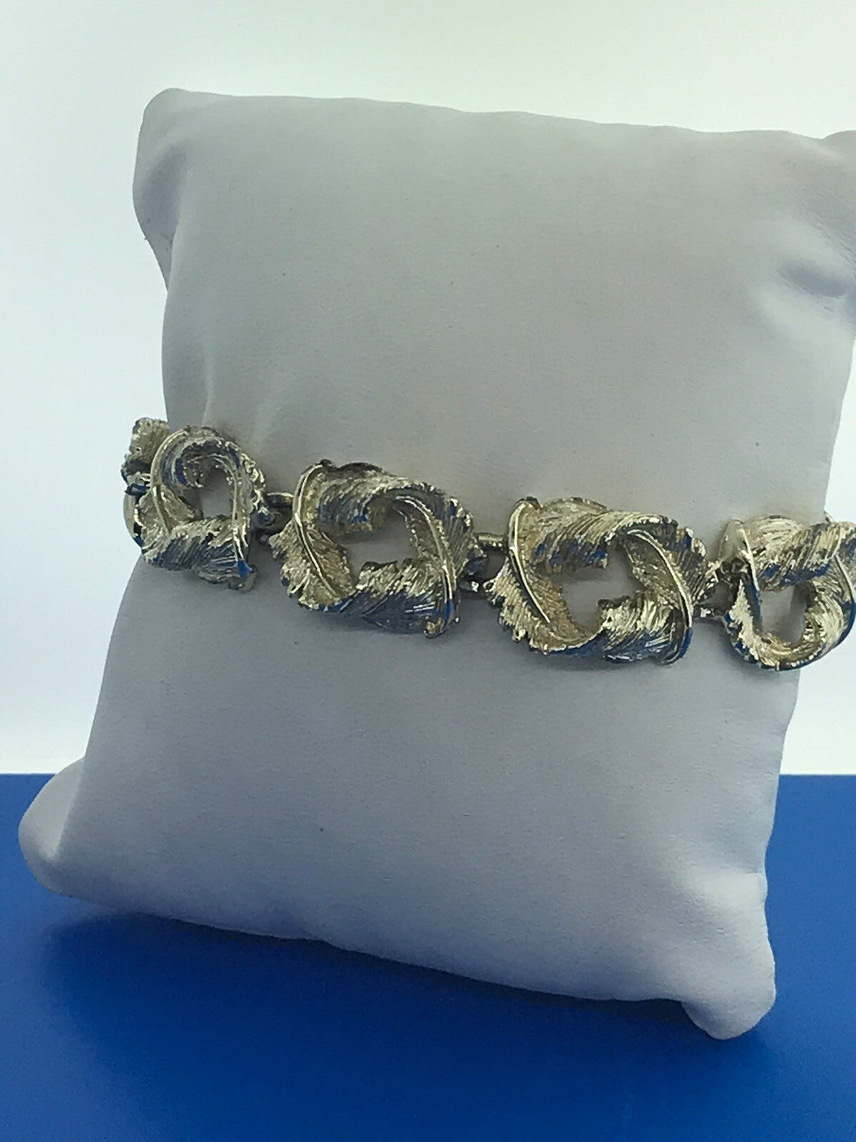 Retro Gold Tone Leaf Ribbon Wreath Circle Chunky Panel Link Bracelet
