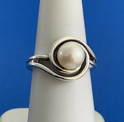 Designer 925 Sterling Silver Pearl Solitaire Modernist Twist Cocktail Ring