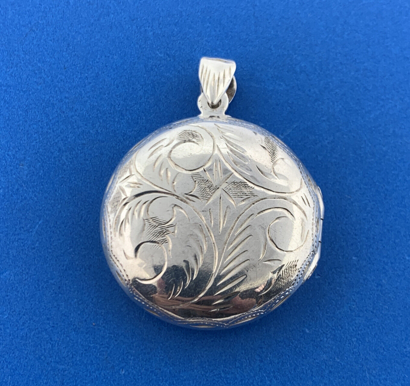 Vintage 925 Sterling Silver Floral Vine Scroll Round Locket Pendant