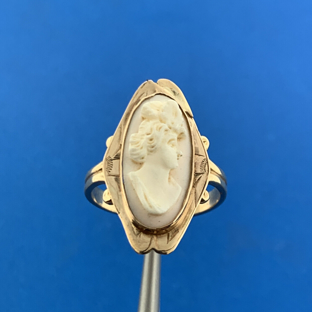Gorgeous 14k Yellow Gold White Cameo Shell  Women's Bust Finger Ring Size 7