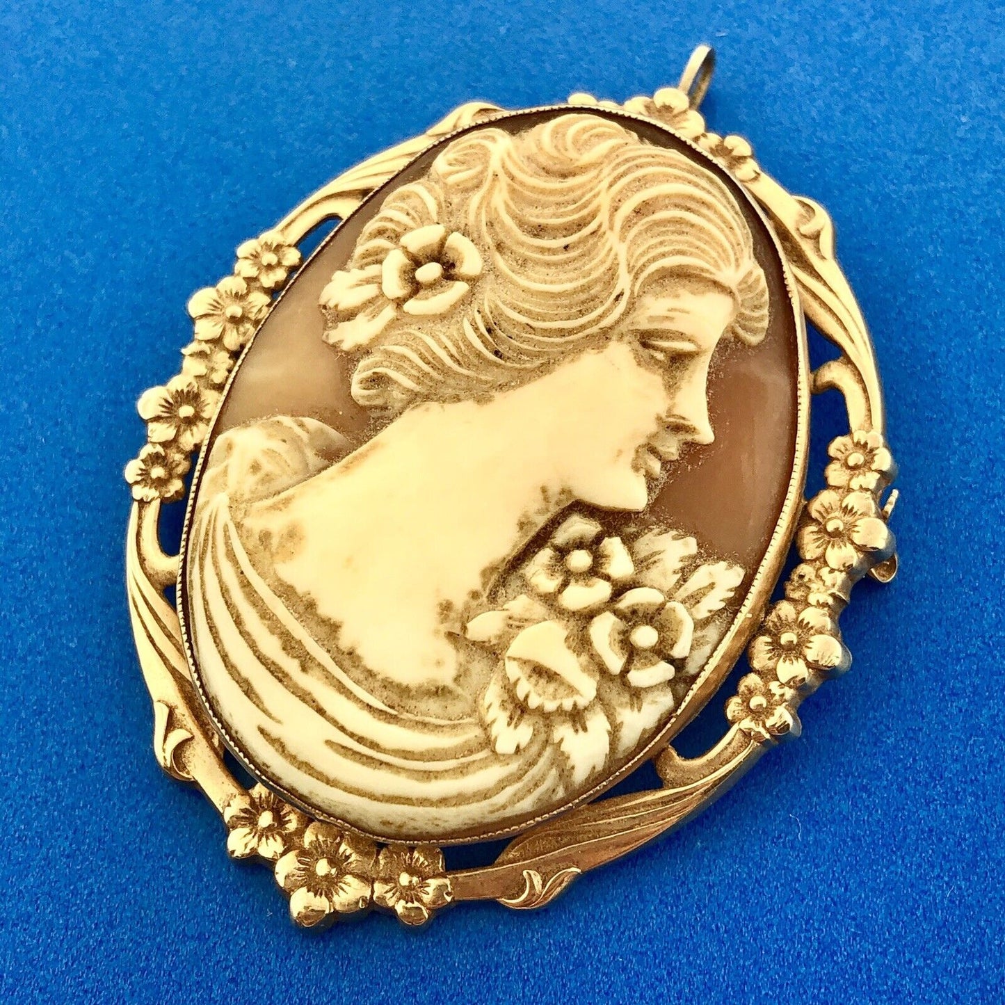 Victorian 10K Yellow Gold Oval Carved Cameo Floral Statement Brooch Pendant