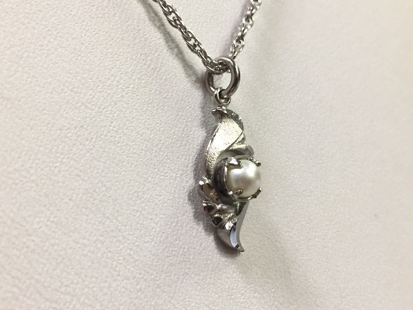 Estate 925 Sterling Silver Pearl Solitaire Romantic Setting Pendant Necklace