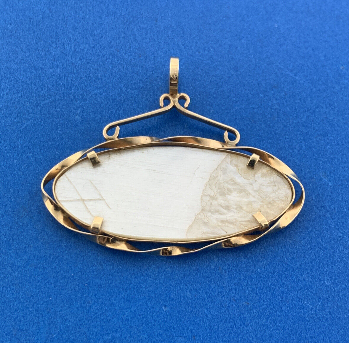 Vintage 14K Yellow Gold Carved Mother Of Pearl Oriental Garden Scene Pendant