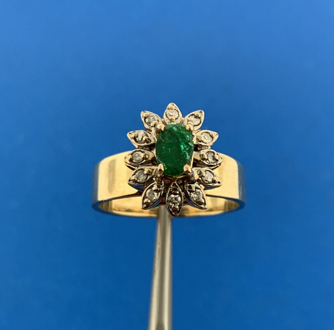 Gorgeous 14k Yellow Gold Oval Cut Deep Green Emerald Diamond Accent Ring Size 6