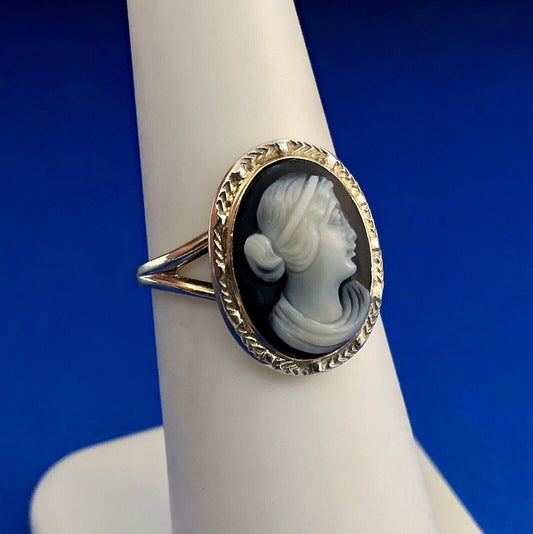 Victorian Edwardian 10K Yellow Gold Oval Black White Onyx Carved Cameo Ring