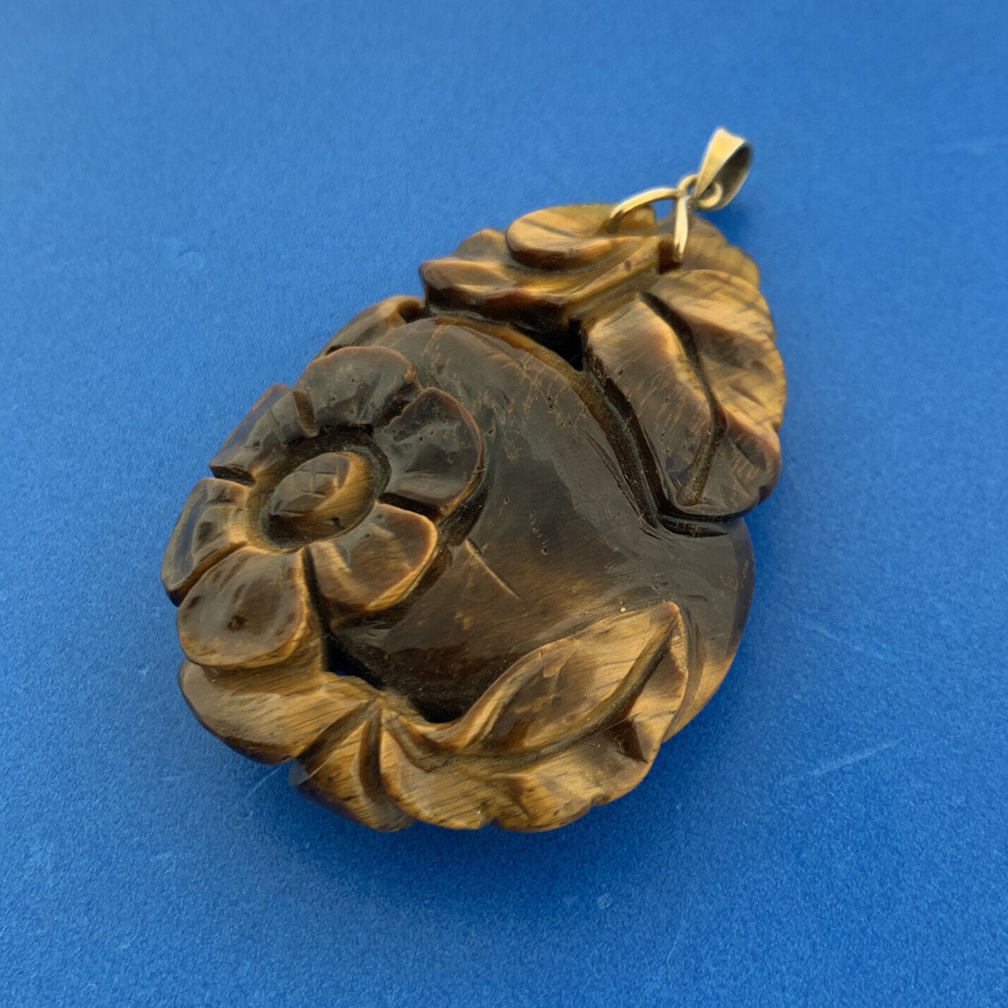 Gorgeous 9k Yellow Gold Carved Tiger's Eye Quartz Floral Stone Dangle Pendant