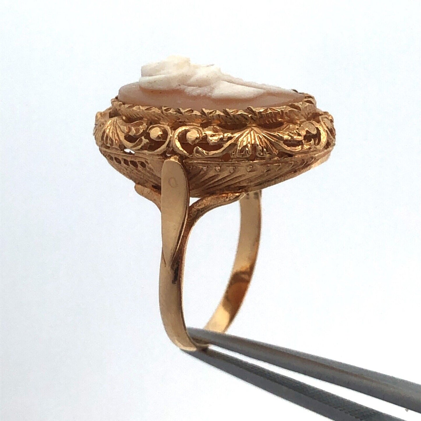 Vintage 14k Yellow Gold Carved Flower Oval Cameo Cocktail Ring Size 6.5