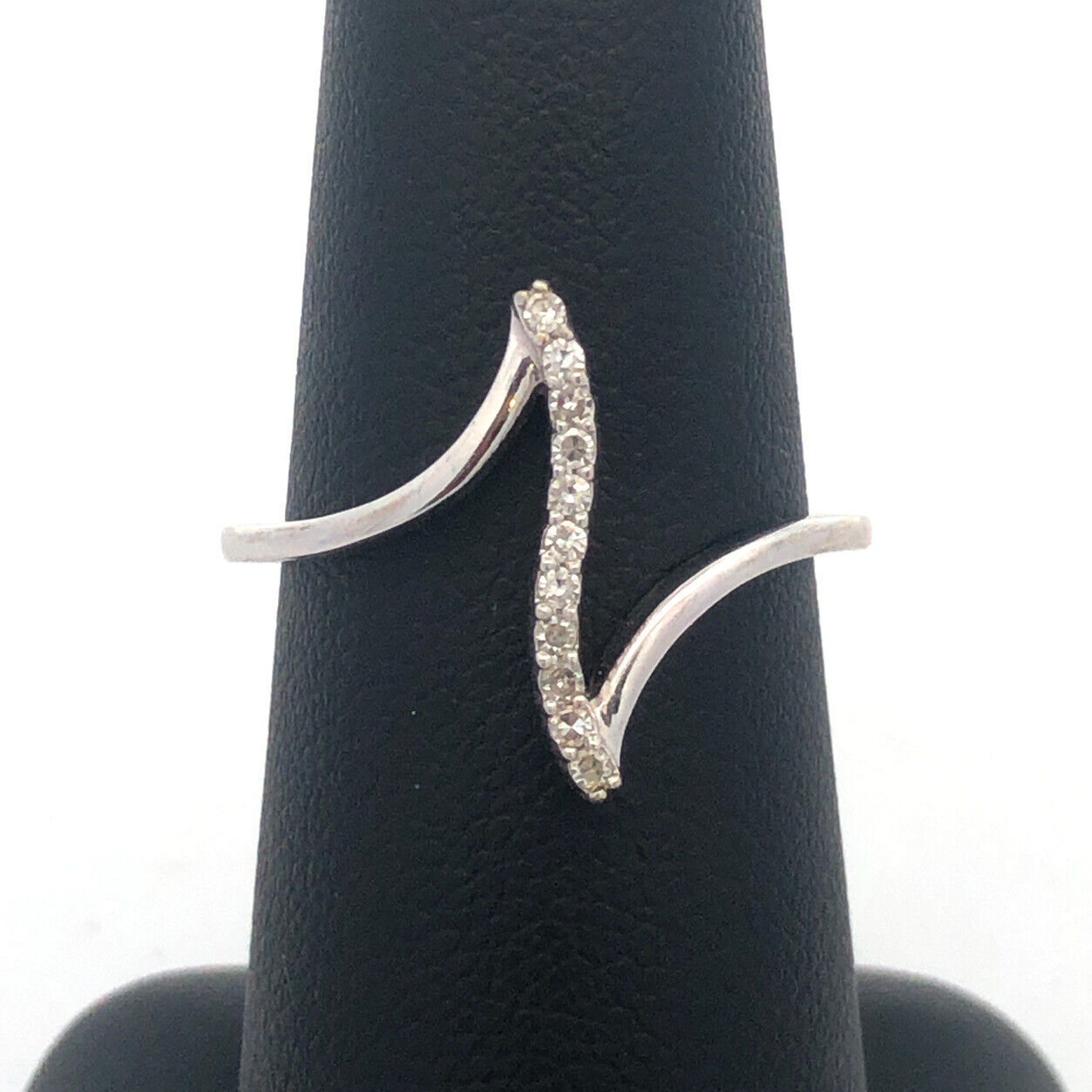 Gorgeous 10k White Gold Round Cut Diamond Vertical Modernist Bypass Ring Size 7