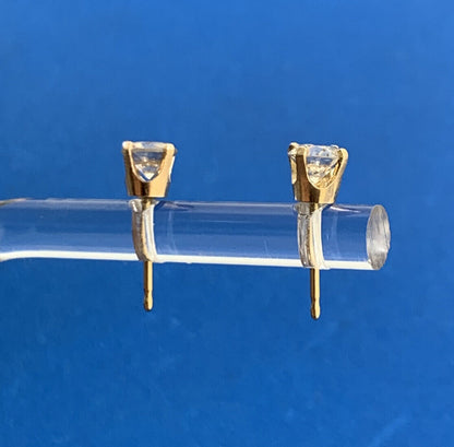 Estate 14K Yellow Gold Round Diamond Solitaire Stud Earrings