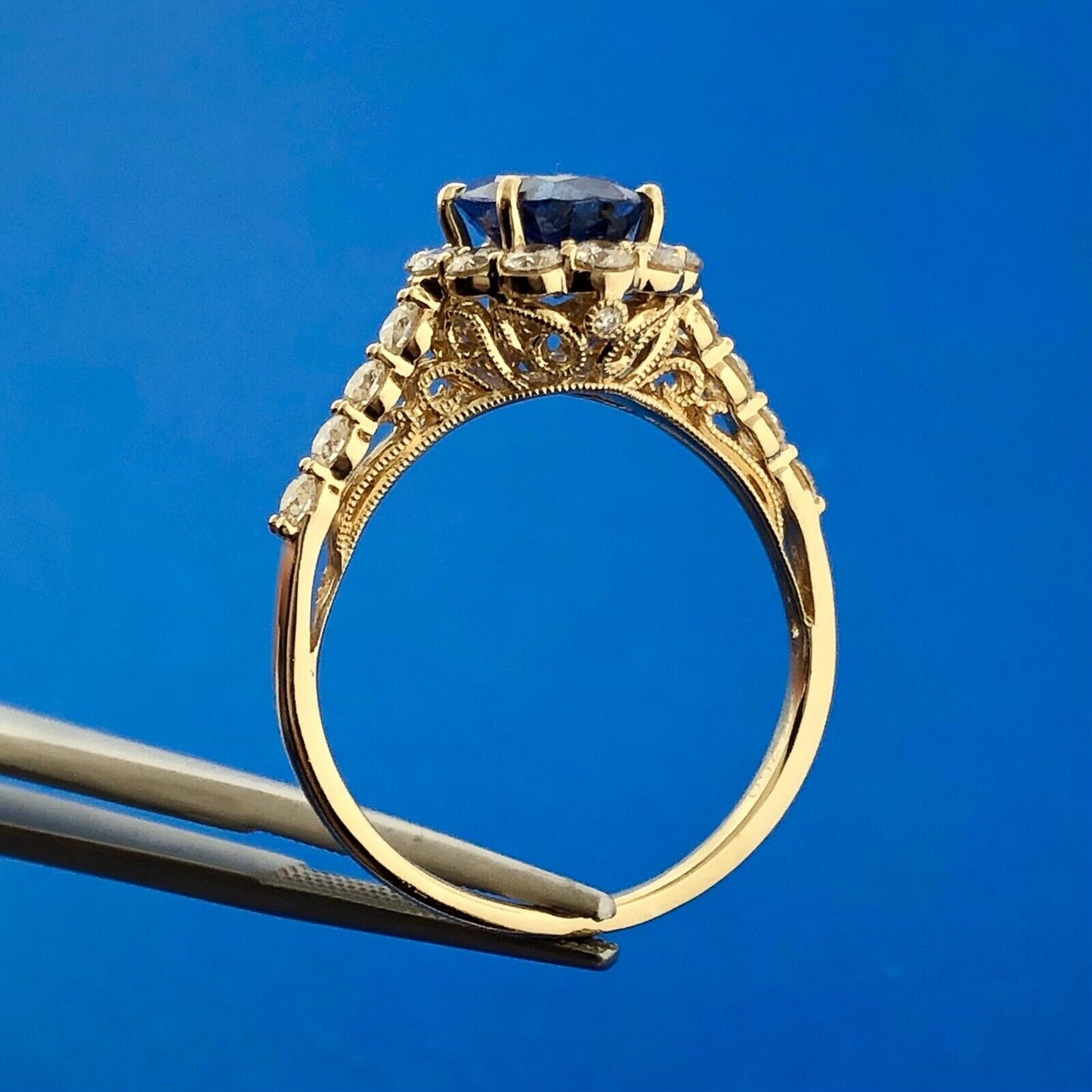 Gorgeous 18k Yellow Gold Oval Cut Sapphire Round Cut Diamond Halo Ring Size 10