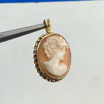 Vintage Designer 14K Yellow Gold Oval Cameo Pendant