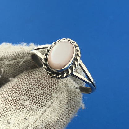 Vintage 925 Sterling Silver Ring with Oval Mother of Pearl Center Ring Size 8.75