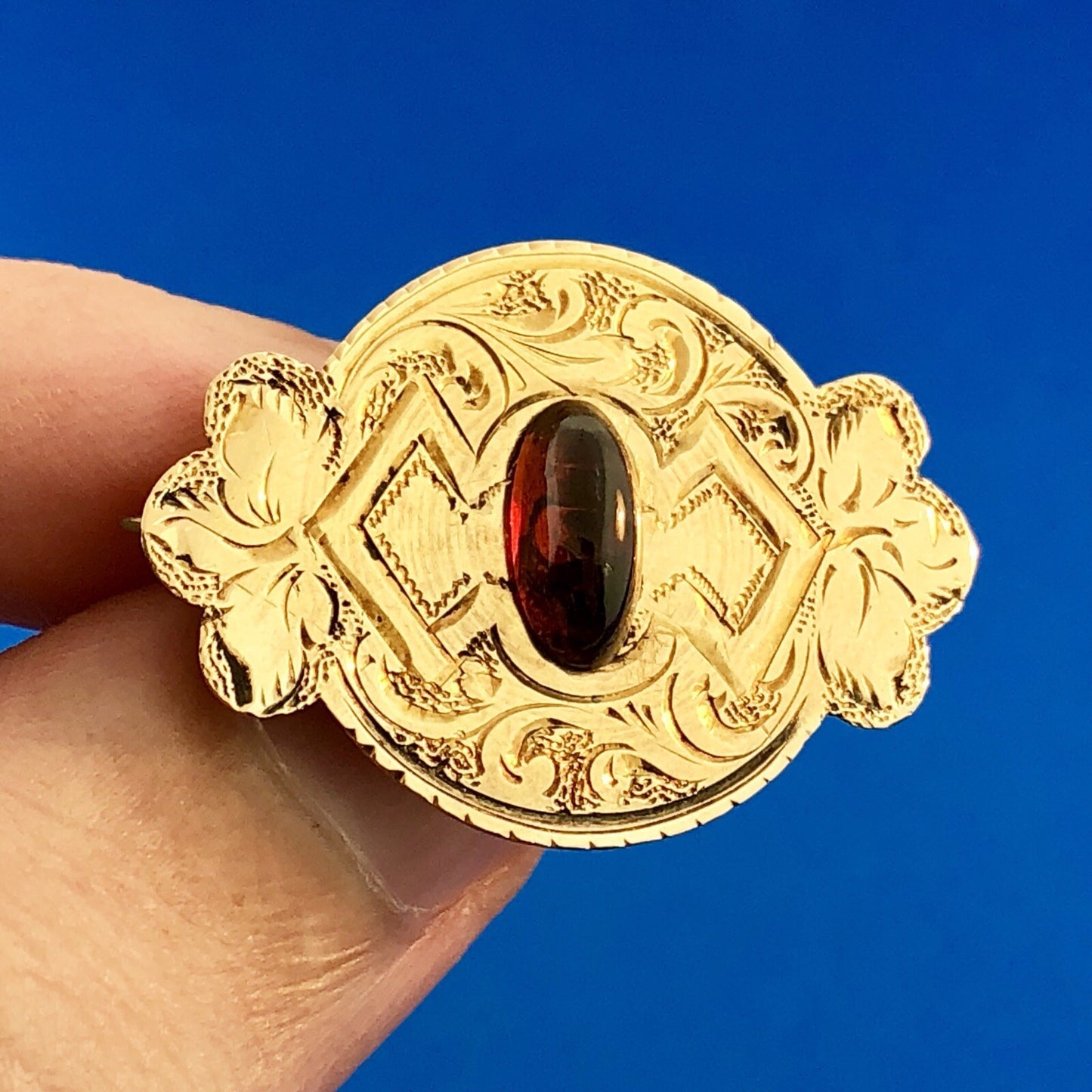 Victorian Art Deco 14K Yellow Gold Garnet Cabochon Engraved Brooch Pendant Pin