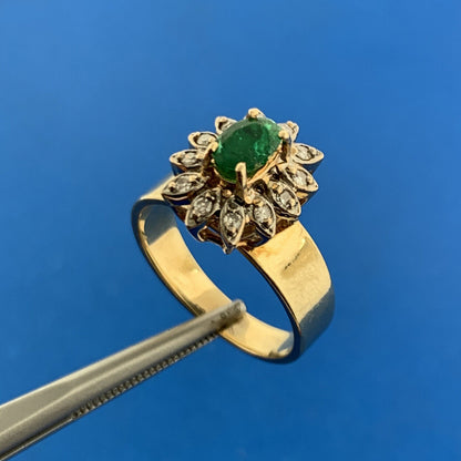 Gorgeous 14k Yellow Gold Oval Cut Deep Green Emerald Diamond Accent Ring Size 6